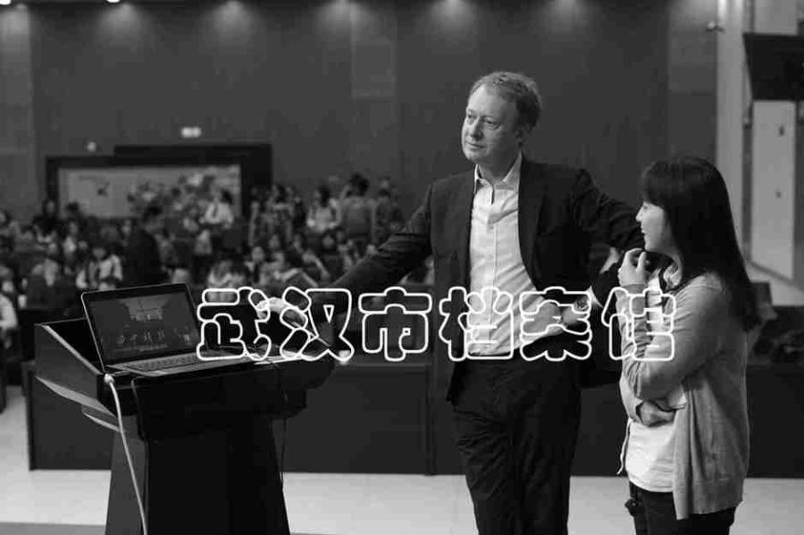 3-博士风度。2016年,江岸区,在武汉光谷创业发展的英国人西蒙。霍沃思先生市民大讲堂..jpg