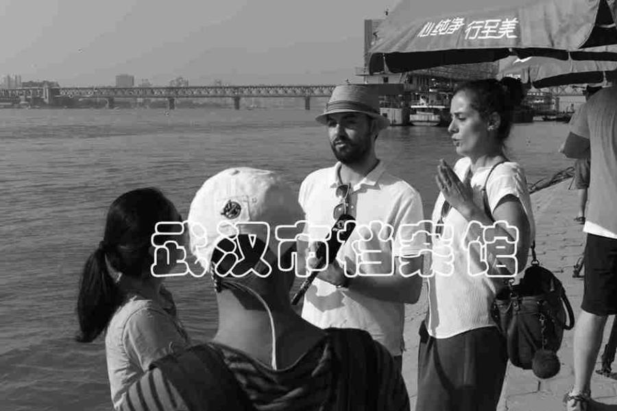 5-道不尽的新感觉。2016年,两个外国人在主持武汉国际渡江节的节目。.jpg