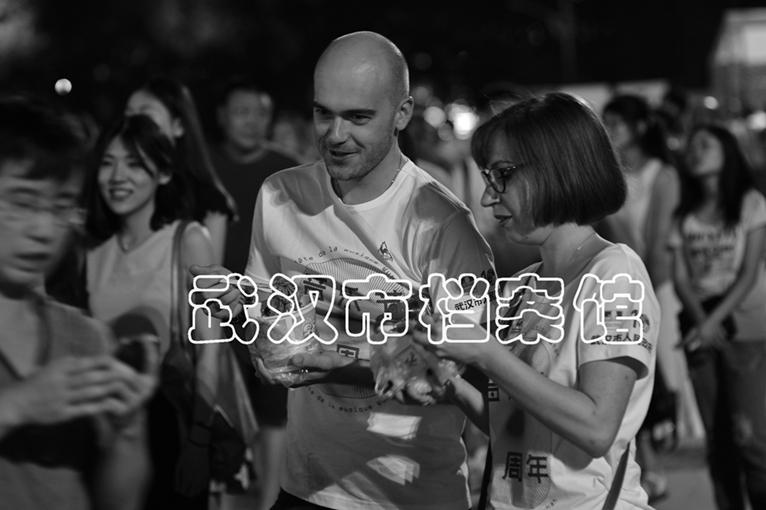 11-热干面与音乐节。2015年,汉口江滩,武汉第九个中法夏至音乐节,两个法国人在吃热干面。.jpg