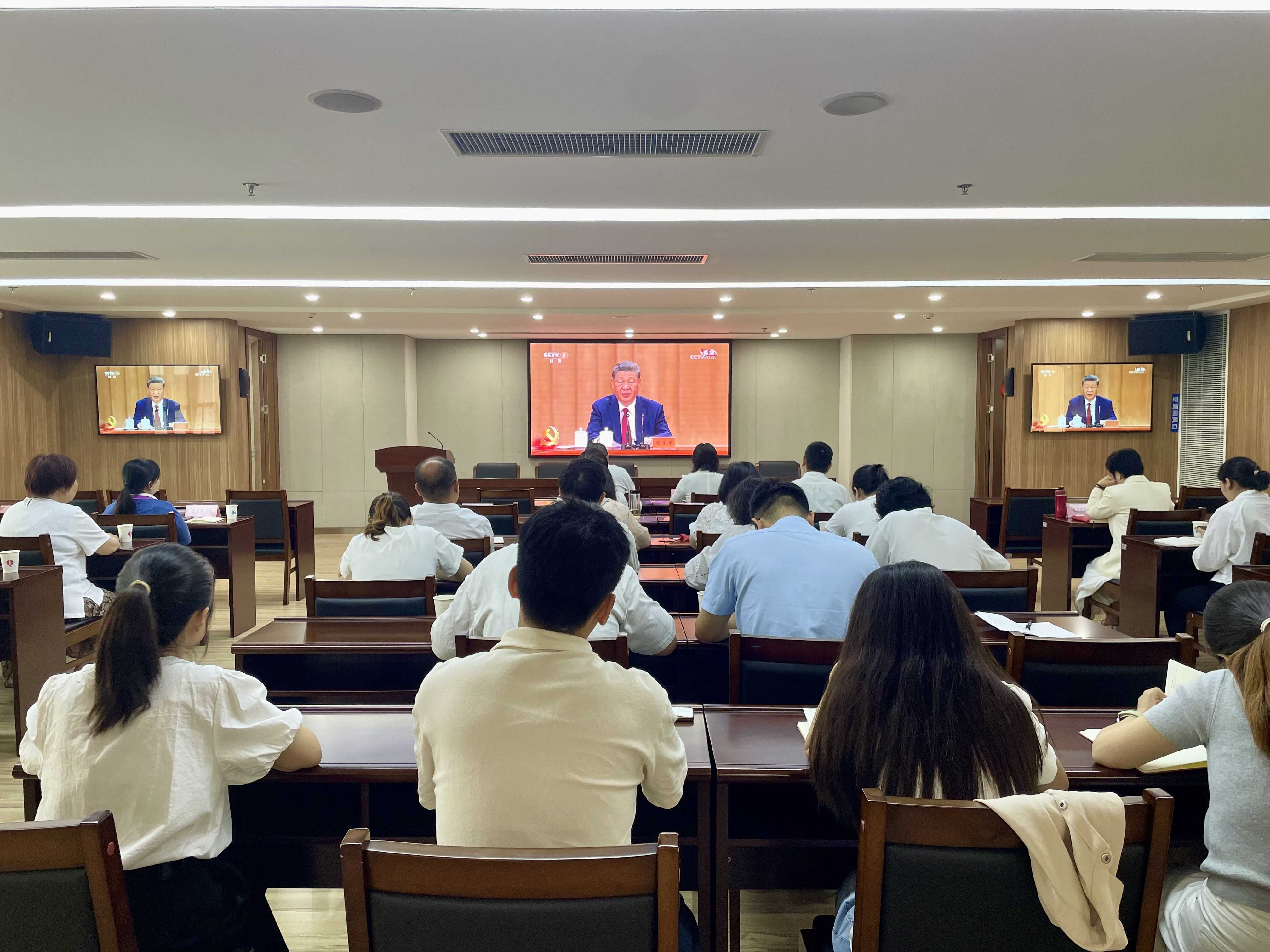 武汉市档案馆全体干部收听收看中国共产党成立105周年大会情况2.png